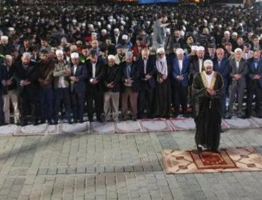 Νέα πρόκληση μπροστά από την Αγιά Σοφιά: Ισλαμιστές προσευχήθηκαν για γίνει τζαμί! (βίντεο)